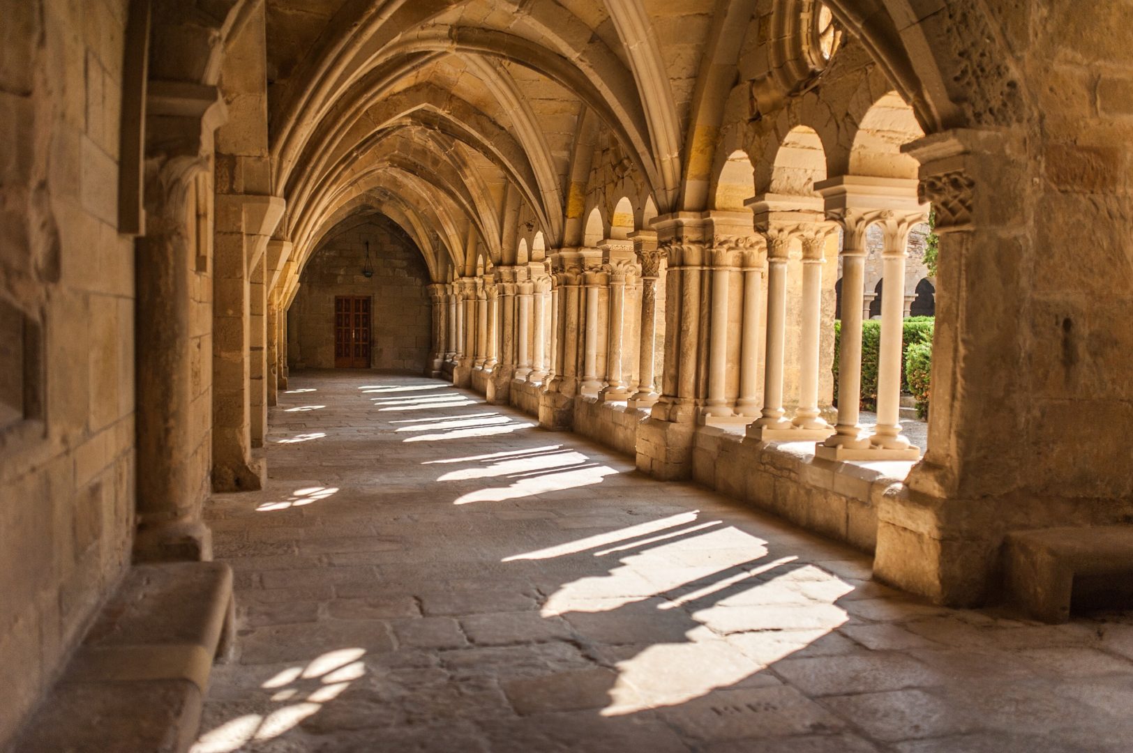 cloister-4537827_1920