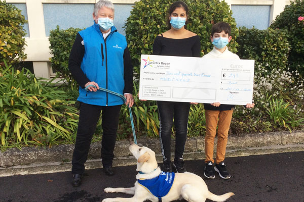 Remise de chèque à l’association Handi’chiens par les 5ème