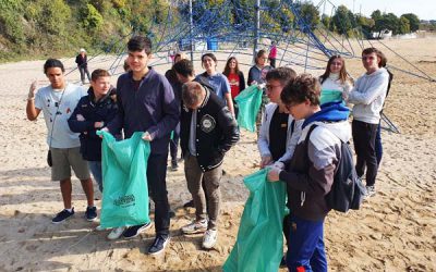 Les-eleves-de-premiere-annee-CAP-Operateur-Logistique-sur-la-plage-du-Moulin-Blanc-400x250