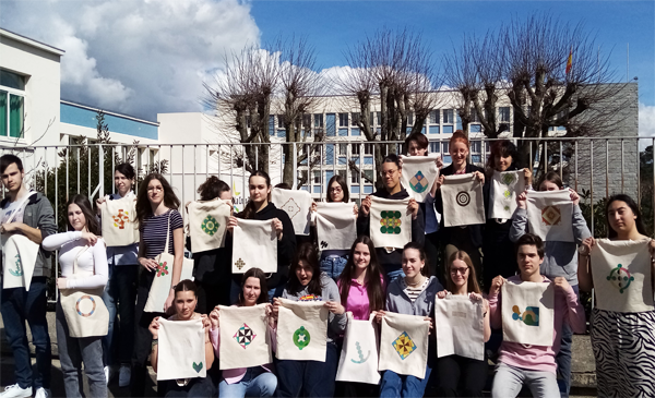 Remise de tote bags à l’association L&C Travel Action