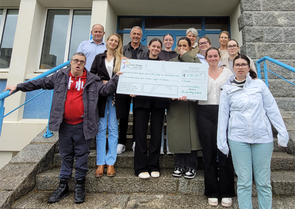 À Lambézellec, le foyer Kéraoul Don Bosco a reçu un don de 490 €  par la Terminale bac pro MCV